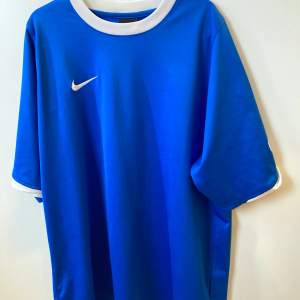 En jättefin blå t-shirt från Nike köpt på Beyond Retro, passformen är lite oversize :)