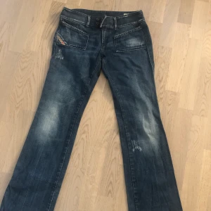 Jeanse - Säljer mina mörk blåa low Rise jeanse. Storleken W 28 L32, skriv privat för fler bilder❤️❤️