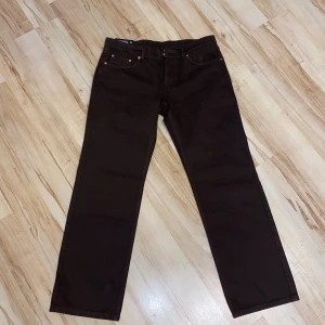 Low straight jeans  - Dem är helt nya passade ej mig. Dem är från weekday ord pris 500kr säljs för 300+frakt. Dem är mörk bruna