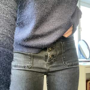 Assnygga gråa jeans från zara! Fransiga dejtaljer nedtill men tyvärr uppskavda vid hälen, i övrigt fint skick! Storlek 38 men passar mig som är 36. Jag säljer massa lågmidjade jeans på min sida 💙 