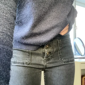 Gråa jeans från zara! - Assnygga gråa jeans från zara! Fransiga dejtaljer nedtill men tyvärr uppskavda vid hälen, i övrigt fint skick! Hödmidjade. Färgen är mellan första bilden och andra bilden (mörkgråa). Storlek 38 men passar mig som är 36. 💙