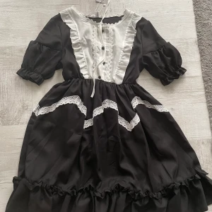 Lolita klänning - Säljer denna fina Lolita klänningen då den tyvärr va förstor, köpt från kawaiishoppu o den är i storlek M, lappen sitter kvar💗
