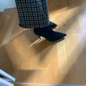 Stilett klackar - Säljer mina stilett klackar fr Zara i strl 40. Felfria och knappt använda. Klacken är hög men sulan ger bra stöd för foten så det är inga problem att gå med dem. Jättesnygga med jeans över!!😍
