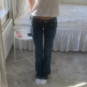 LTB jeans - Super snygga mörkblåa lågmidjade jeans från LTB ”valerie”. Slutsålda på hemsidan och använd endast en gång. Dem är super långa i benen för mig som är ca 175cm och as snygg passform. Skriv för flera bilder eller funderingar❤️