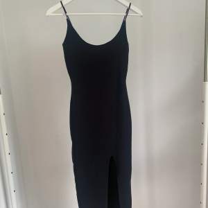 Ribbad klänning från Missguided storlek 34. Har slits fram🖤 Tryck på KÖP NU för att den ska bli din direkt🌸