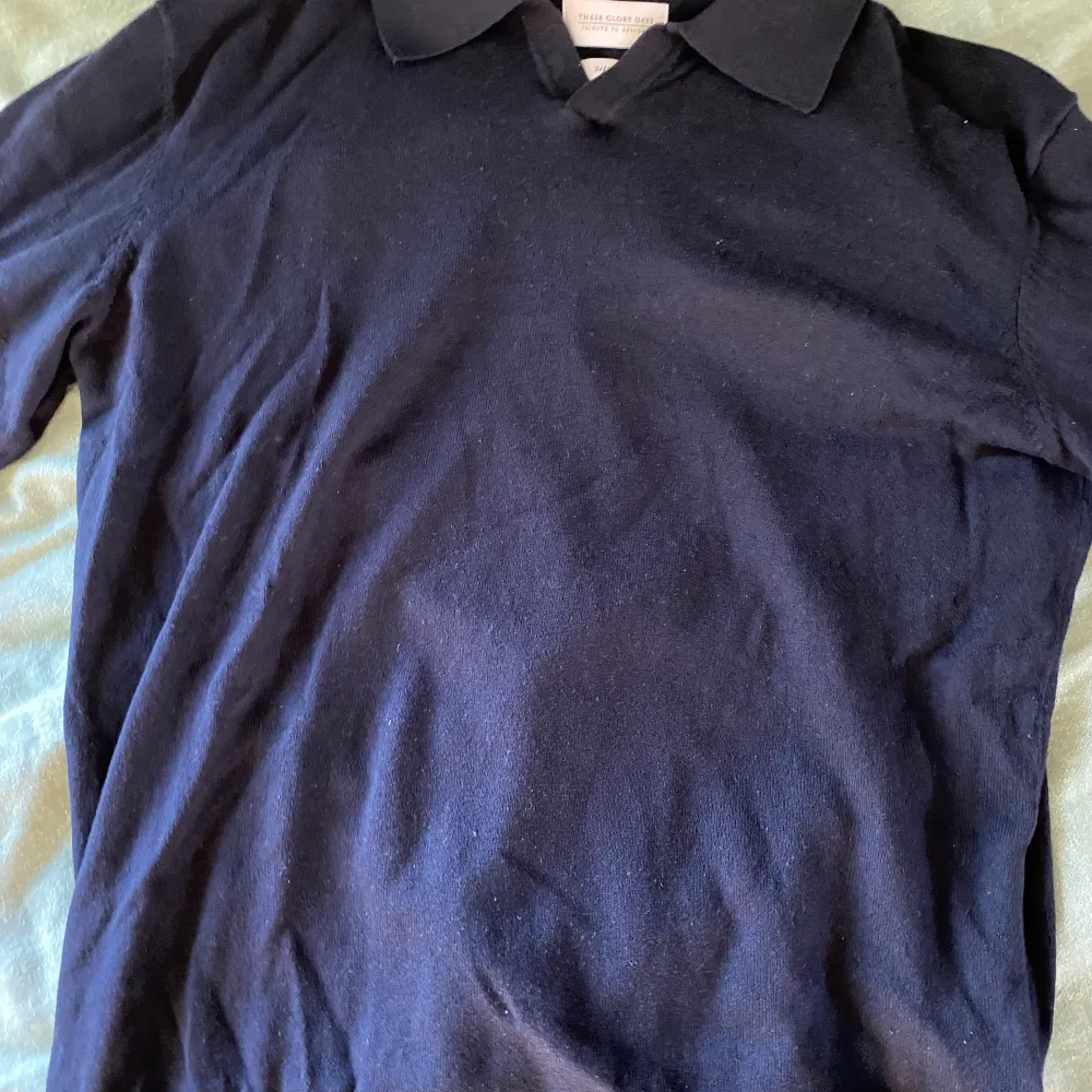 Fin these glory days tröja i en mörkblå färg. Det är en stickad långärmad pikétröja utan knappar. Säljer den för jag inte längre kan ha den. (Pris kan diskuteras). Stickat.