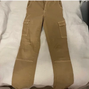 Cargobyxa - Fin och bekväm cargobyxai beige färg, säljer den då den är för liten för mig, den är strechig och högmidjad👢👝