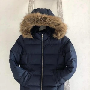tommy hilfiger jacka - Säljer nu min tommy hilfiger jacka då jag inte har användning utav den, väldigt fint skick.