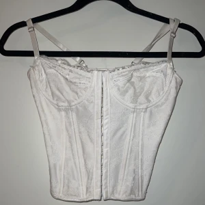 Korsett topp  - Superfin vit korsett topp i storlek XS💃  Kan tänka mig att gå ner i pris på det mesta jag säljer så Kolla gärna in mina andra annonser ✨