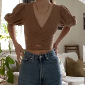 Beige topp - Söt beige/brun topp. Användes aldrig och säljer därav. Frakt tillkommer