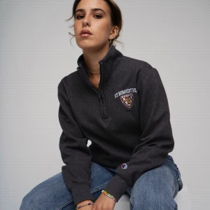 Champion halv zip shirt. FRI FRAKT - Snygg champion tröja med Bonnies Universitet logga! 