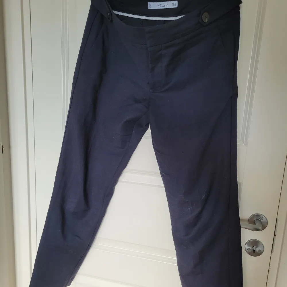 Low waist mörkblåa byxor från Mango. De har blivit lite för stora för mig. Storlek 38. Sparsamt använt.. Jeans & Byxor.
