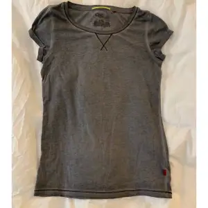 t-shirt från S-Oliver, bekväm, sitter bra, behagligt material, storlek s, 