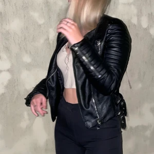 Skinnjacka - Skinnjacka från chiquelle, nypris 799 säljer för 400💞 storlek 40 motsvarande M, snålt använd och inga defekter 🫶🏼