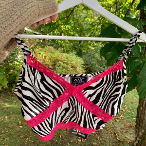 One above another - Jättesöt topp, aldrig använd. Liten i storlek. Nypris ca 300kr