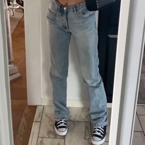 Zara jeans  - Säljer dessa mid waist och raka byxor från zara💓 ljusblå  färg💓 säljer då de intekommer till användning och har ett par liknande 💓 finns ej att köpa längre 💓 jag är 168 