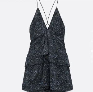 Zara klänning  - Säljer denna slutsålda zara klänningar 💓 så fin och finns ej att köpa längre💓 säljer då den inte kommer till användning 💓💓