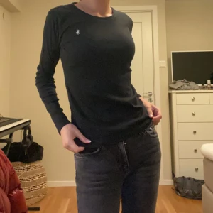 Ralph lauren tröja - As snygg ralp lauren tröja som inte används så mycket som trott. Den är storlek XL för barn så sitter tight på mig som bär XS/S . SÅ snygg med kjol nu under hösten 🤩💕