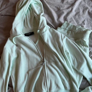 Juicy couture set - Juicy couture set i färgen mint green . Tröjan i storlek S och byxorna i storlek L.   Säljer då de inte kommer till användning :) 