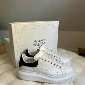 Alexander mcqueen - Säljer mina sjukt fina och snygga Alexander mcqueen skor. Storlek 37. De är använda väldigt få gånger så super fint skick. Någon enstaka liten repa som man ser på andra bilden fram på skorna. Box, kvitto, pappren, extra snöre finns till💗💗nypris: 5300 