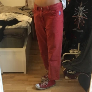 Polar Skate Co 93’ jeans - Säljer dessa rosa Polar 93’ byxor då jag bara använde dem några gånger:( De är färgade av rapsfält butiken!:) (Jag är 178 cm)  Dm för bättre bilder:)