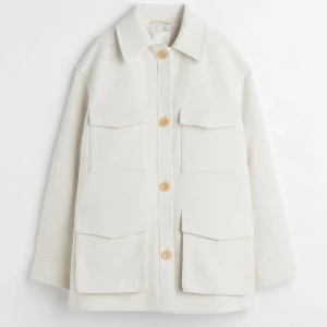 Supersnygg jacka - Super snygg och stilren jacka från Hm.  Knappt använd och nypriset är 599kr.  Sitter riktigt fint och är ordentlig kvalitén, kan skicka bild med jackan på om så önskas.  Priset kan diskuteras💕