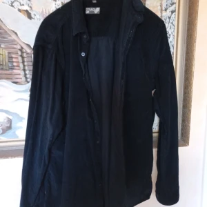 Manchester skjorta blå stl L - Nyskick,Manchester skjorta blå knäppes med knappar storlek L.inget slitage finnes .hämtas i Skene alt skickas .