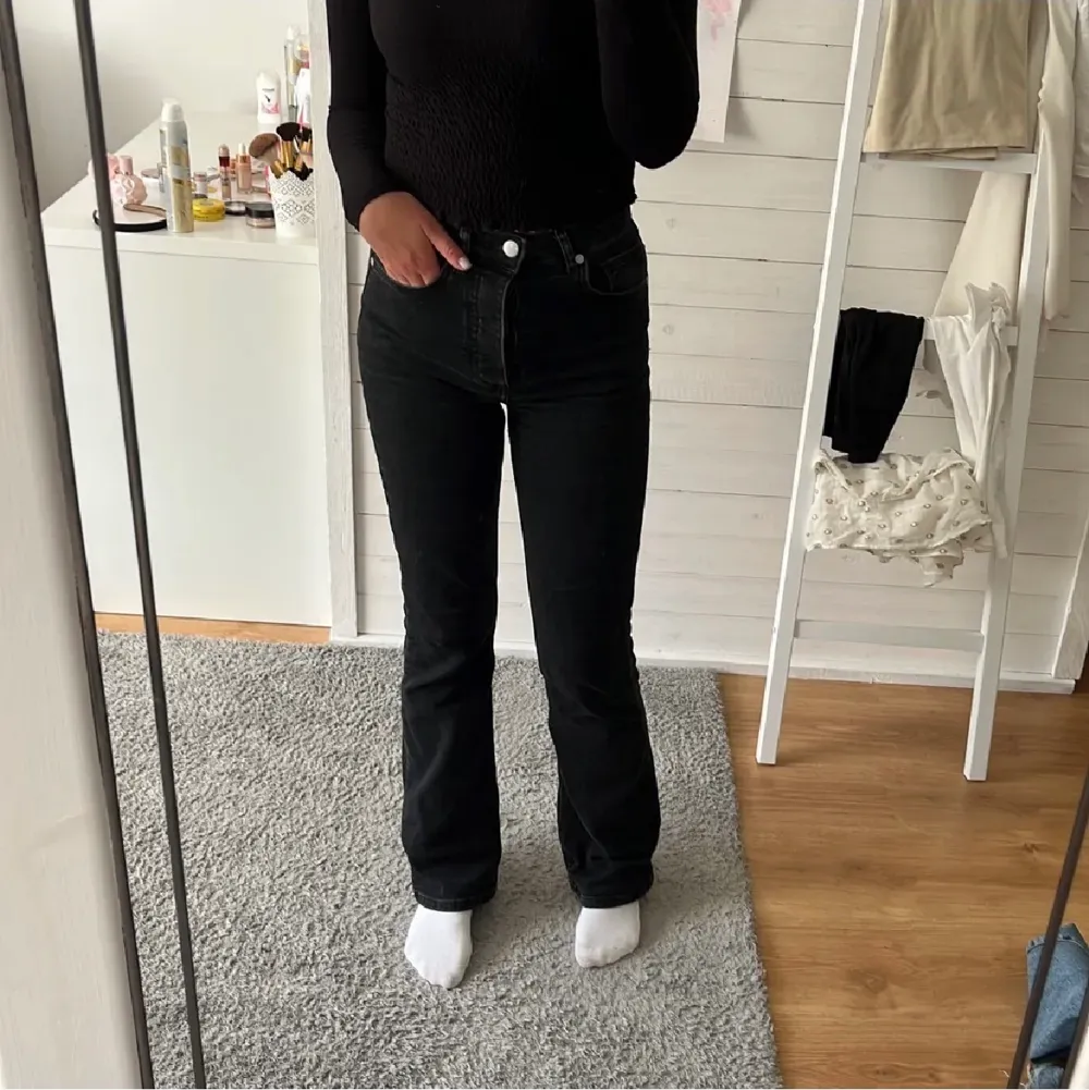 Midrise jeans från bikbok💕fint skick men väll använda, passar Xs till s, TRYCK INTE PÅ KÖP KU. Jeans & Byxor.