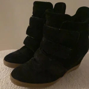 Isabelle marant liknade skor - Säljer dessa isabell marant liknade skorna. Storlek 37. Köparen står för frakten
