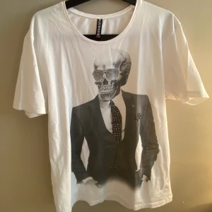 döskalle tröja  - en döskalle tröja med bling bling 😊 stretchigt material i storlek XXL men från någon som är XL sitter den lite för tight så den passar nog L,M och S. Ser helt ny ut och är svin snygg! säljer för 99kr+frakt men pris kan diskuteras!🎀😊