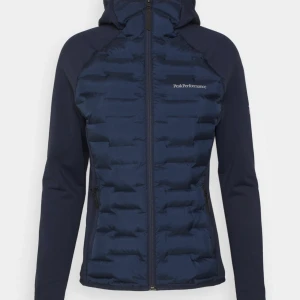 Peak performance hybrid jacka - Säkjer denna jacka för 1000kr köpt för ungefär 2200 på Zalando. Perfekt skick använd få gånger. Skriv för bilder. 