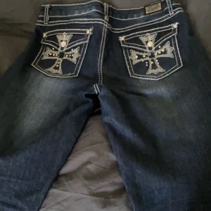 Jeans med stenar - Dessa snygga low waist jeans från beyond retro ansvällda kanske 3 gånger. köpta för 650 INTE SKINNY DEM ÄR STRAIGT Köpa direkt: 550