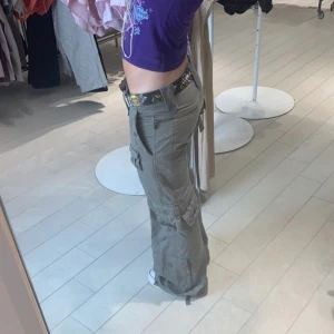 Feta cargobyxor - Så snygga militärgröna cargobyxor🤝de är baggy å långa på mig som är 160 så passar 160-170💕jättemånga fickor å detaljer, har sytt in då de var för baggy enligt mig men d går att sprätta, lågmidjade:)))bra skick