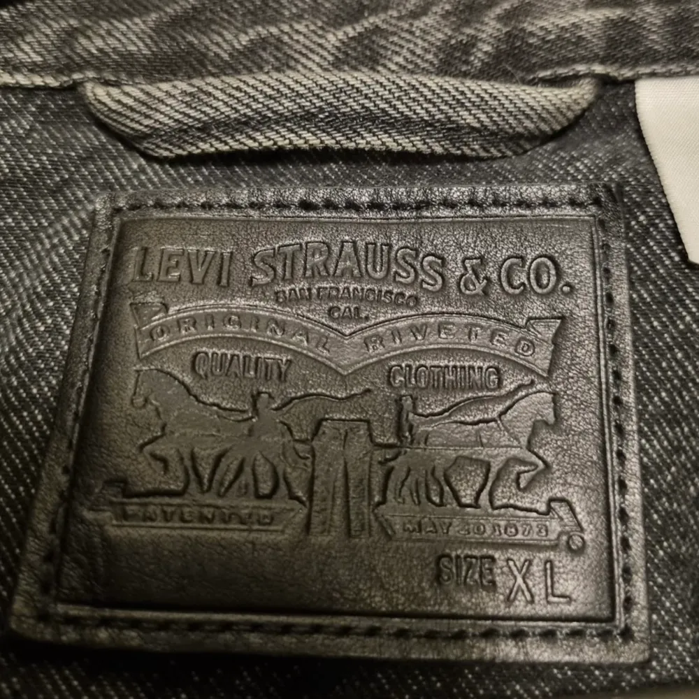 Svart/grå jeansjacka från Levi’s i dam XL men passar även S/M. Superfint skick, som ny! . Jackor.
