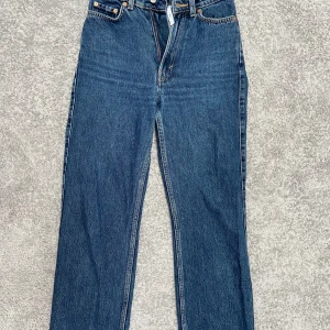 Mörkblå weekdayjeans! - Högmidjade mörkblå jeans från weekday i modellen arrow!  superfina men har tyvärr blivit för små🧚🏽‍♀️
