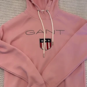 Gant Hoodie  - Hoodie från Gant Stl XS, färg rosa 