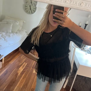 Topp - Topp från h&m som köptes för flera år sedan. 66kr i frakt som köparen står för💗