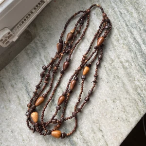 Halsband  - Så snyggt men jag har för många halsband! Ca 73 cm som längst. Möts upp i Stockholm eller skickar mot fraktkostnad 💕