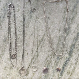 Halsband  - Fyra silverfärgade halsband och ett extra hänge, säljes som ett paket. Möts upp i Stockholm eller skickar mot fraktkostnad 💕