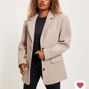 Varm kavaj - Hej jag säljer min fina kavaj från Nelly då jag valde fel strl, nypris 799kr och säljer den för 600kr eller bud kan tänka mig att gå ner i pris bara jag blir av med den snabbt, endast använd 1 gång så är som en helt ny (slut på hemsidan i 34)