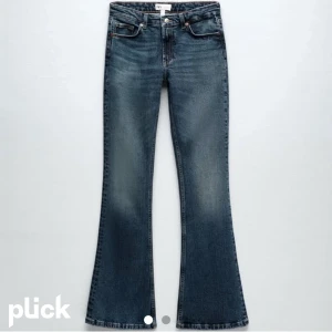 Lågmidjade bootcut zara jeans - Säljer dessa trendiga lågmidjade bootcutjeans från zara! Går inte att köpa längre. Perfekt färg och jättesköna! Nypris 400, frakt tillkommer, oanvända nyskick