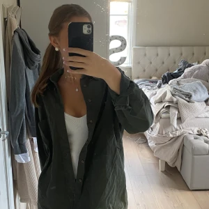 Grön skjorta/jacka - En superfin lite oversize grön skjorta men som även kan användas som en tunnare jacka