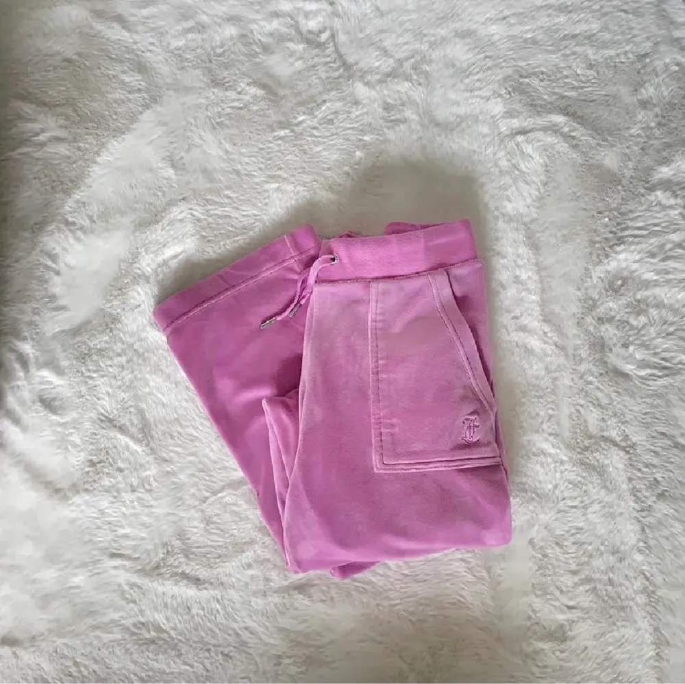 Fina rosa juicy byxor, nyskick. Säljes då de är för stora, köpare står för eventuell frakt alt hämtas i Lund/Kågeröd🤗 Färgen Satchet pink. Jeans & Byxor.