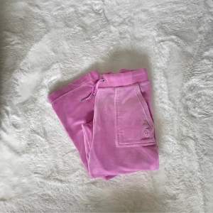 Fina rosa juicy byxor, nyskick. Säljes då de är för stora, köpare står för eventuell frakt alt hämtas i Lund/Kågeröd🤗 Färgen Satchet pink