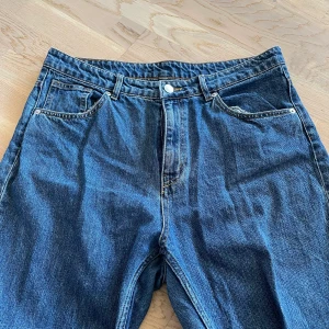 Midwaist jeans  - Snyggaste passformen o väldigt långa i benen! Jag är 172 som sitter precis som jag gillar det. Tyvär försmå för mig så därför jag säljer