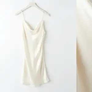 Ursnygg vit silkesklänning som aldrig kommit till användning, endast testad🤍 Nypris:399kr