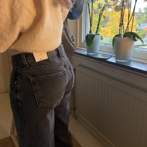 Gina tricot low straight jeans - Säljer de här väldigt eftertraktade och oanvända jeansen från Gina tricot💕eftersom jag köpte fel storlek och kan inte att lämna tillbaka då jag köpte de i Köpenhamn. Frakt tillkommer på 66kr  Vid flera intresserade startar jag budgivning