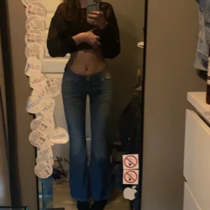 vintage mid/low waist crocker jeans - Boot cut jeans från crocker i storlek W29 L32, jag är 171, fint skick Inga skador, vintage mid/low waist jeans.