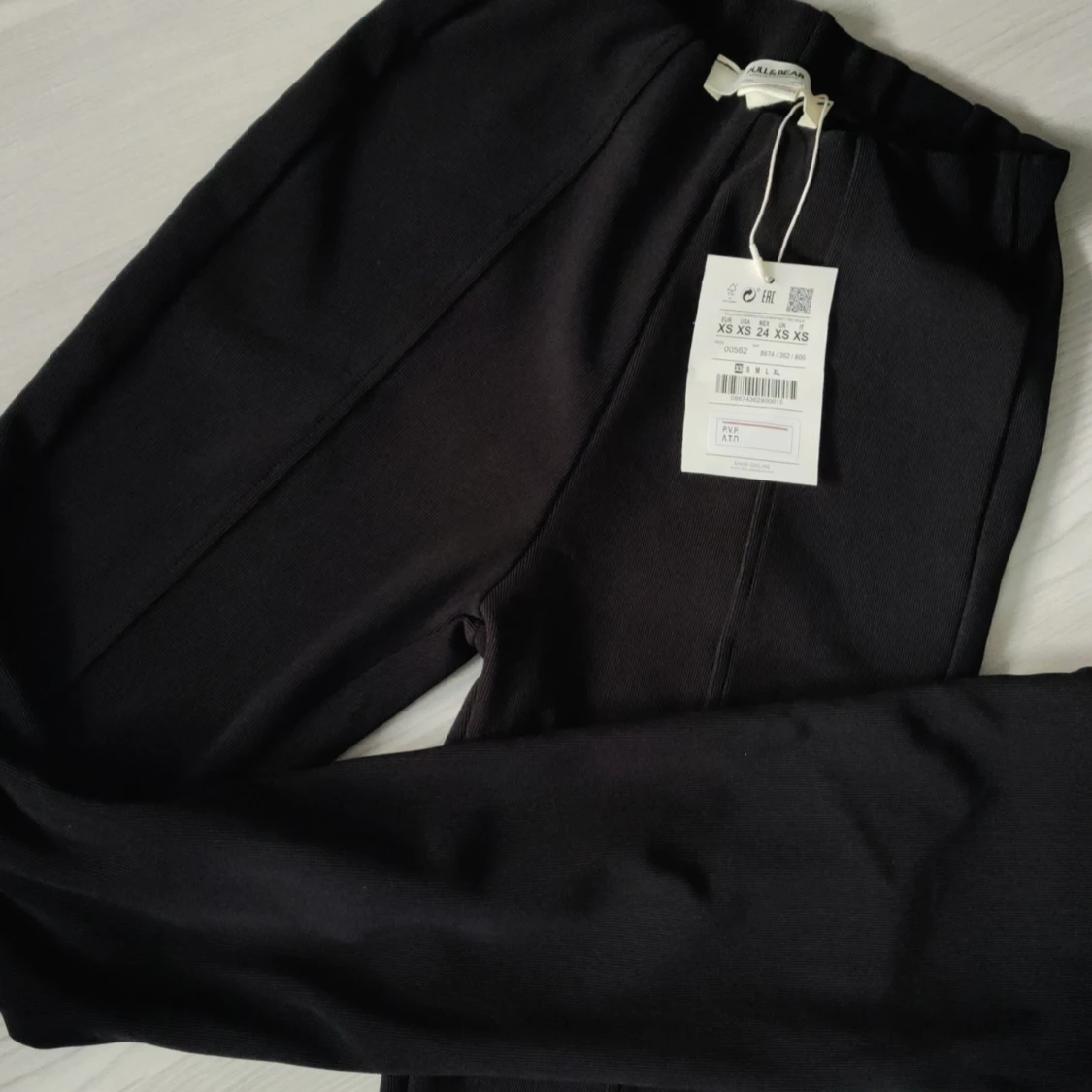 Pull&Bear svarta utsvängda byxor med slits - 90