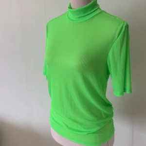 Grön polo -  Grön polo, storlek M för 20kr :), helt oanvänd. 🩷